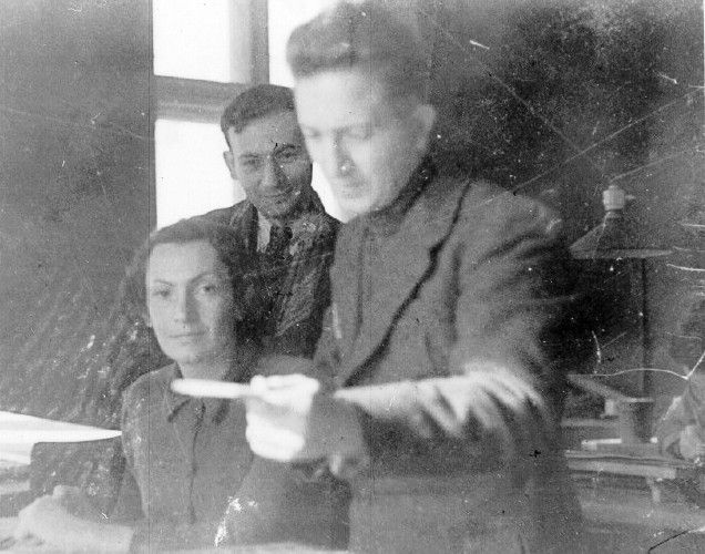 Mendel Grosman, reviews  photos taken in the Lodz ghetto.